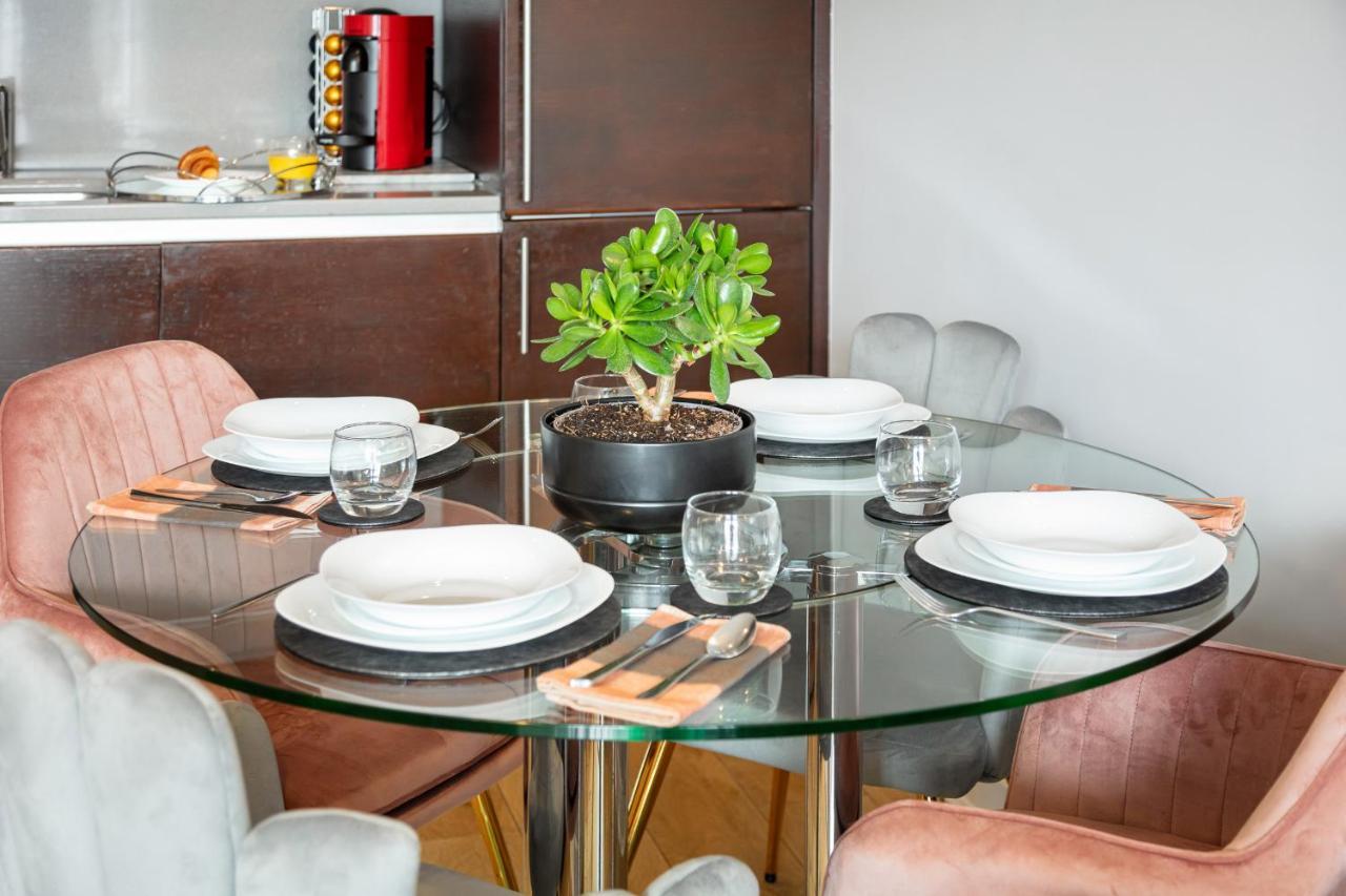Stunning Apartment With Underground Parking! Londres Exterior foto