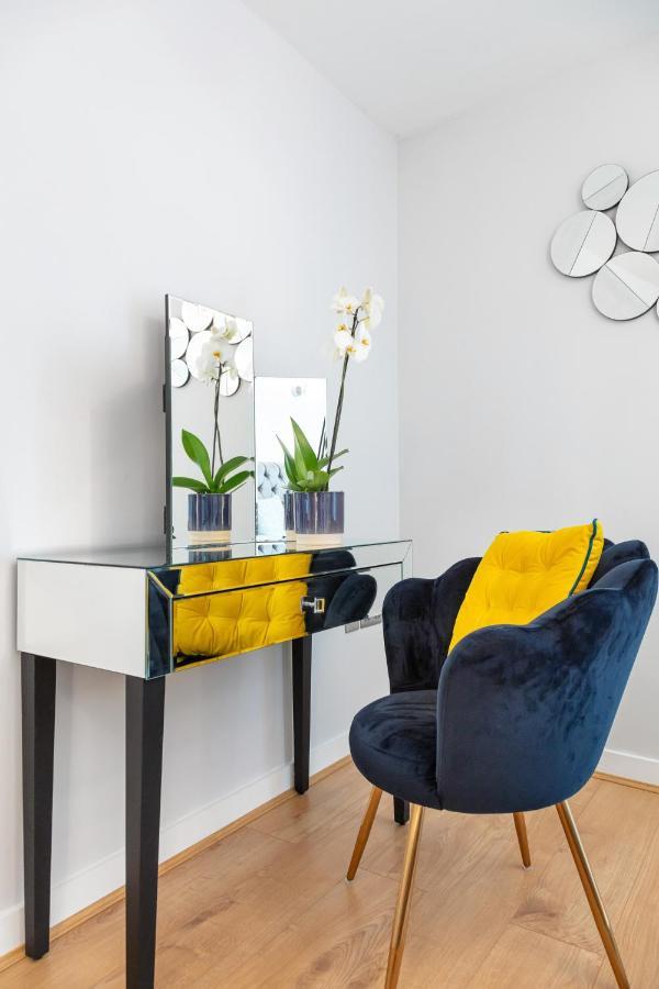 Stunning Apartment With Underground Parking! Londres Exterior foto