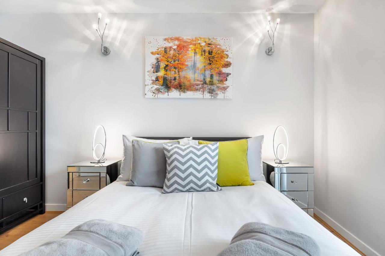 Stunning Apartment With Underground Parking! Londres Exterior foto