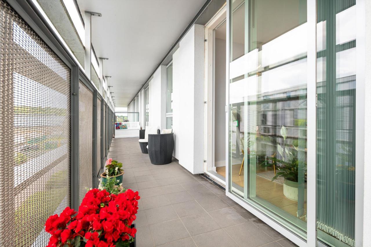 Stunning Apartment With Underground Parking! Londres Exterior foto